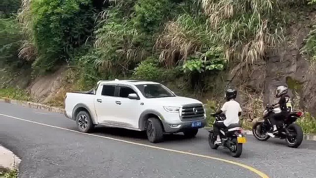 跑山最怕遇上逆行的，这个长城炮车主差点闯大祸