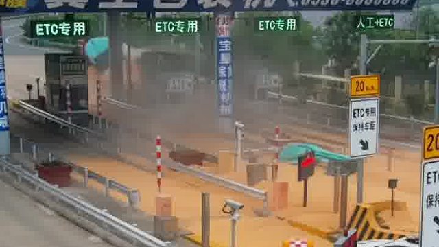 货车司机直接走了？？一货车玉米粒洒了