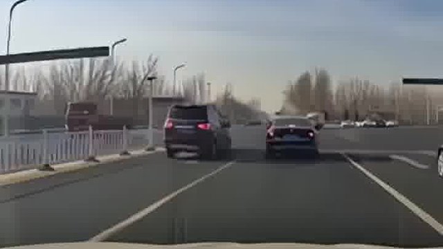 30多年驾龄司机准备等红灯时 预判后车可能刹不住车 留出距离成功避免一场车祸