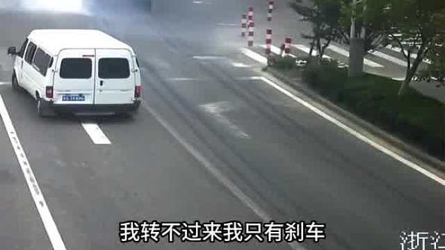 小车这个动作，惹怒大货车