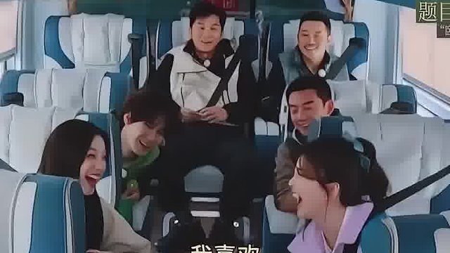 白鹿宋雨琦不语，只是一味地笑