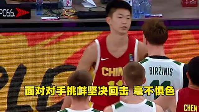 国青队员被立陶宛恶意推倒，裁判眼瞎无视，小伙子们坚决回击