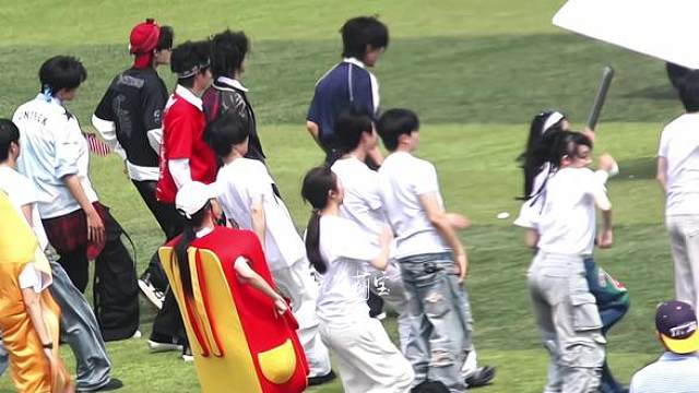 有两个瓦学弟捂着嘴就去了