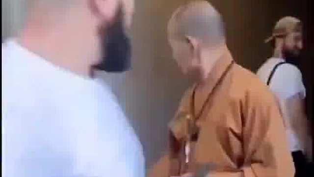 和尚大街上被外国人挑衅，看的出来时真的生气了