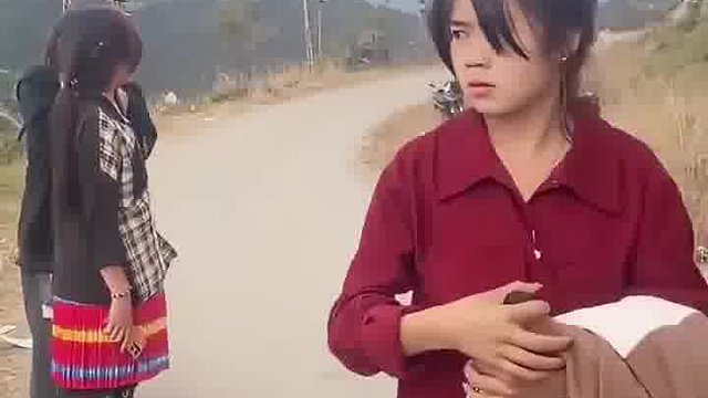 老挝女孩主动搭讪路过的中国小伙，期待小伙可以娶自己！