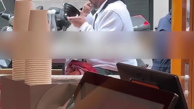 中国男子在巴黎市中心卖刀削面，13.5欧一碗 一天营业额2000欧，每天排长队成网红打卡点