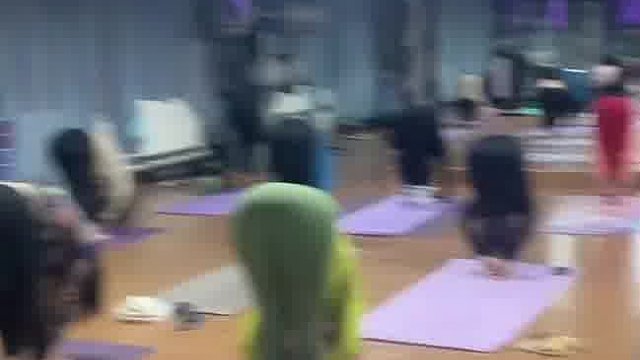 哥几个来上瑜伽课啊