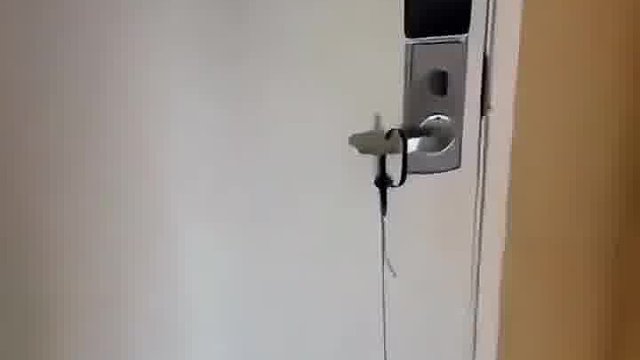 小偷独特的开门手法！