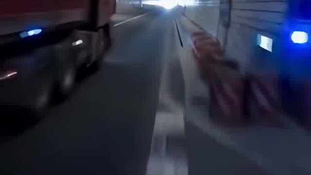 可能小车龟速，大货车超车，小车加速。小车司机作死，遇到狠人了