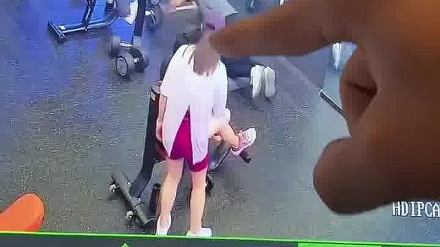 美女推车