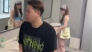 女子洗手時手機(jī)不慎被陌生男子拿走，男子隨后發(fā)現(xiàn)拿錯了