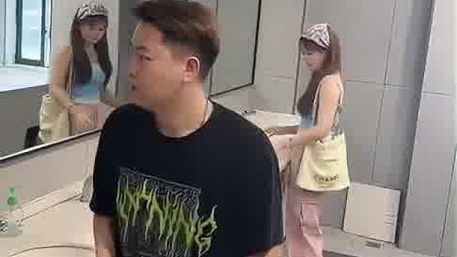 女子洗手时手机不慎被陌生男子拿走，男子随后发现拿错了