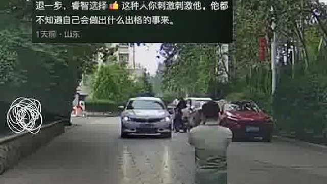 两边车都在退，司机心里慌得一批