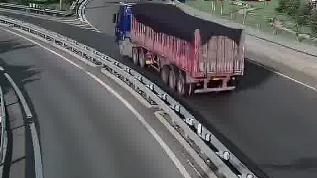 群众举报：一半挂货车，高速公路截断车流，逆行掉头！民警：记12分！