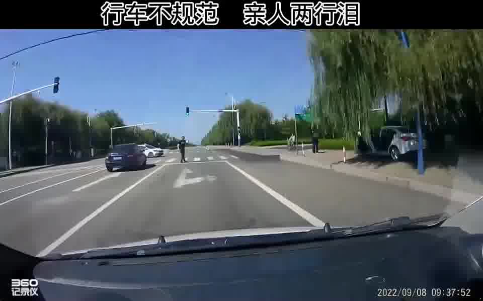 遇到科三路考，斑马线前被拦停。网友：不把你拦下，你就撞上考试车了