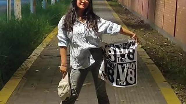 谁不想大半夜在校园里爽跳v8鬼步舞啊 等待八老师批作业中录完就下雨了其实感觉下着雨跳更爽真真真的太好听了持续洗脑中v8回归大爆！！！！