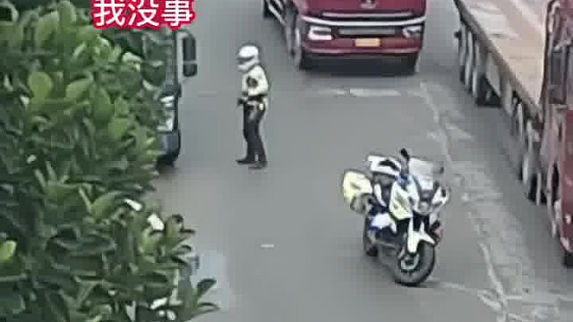 电瓶车乱串大货车避让180度漂移