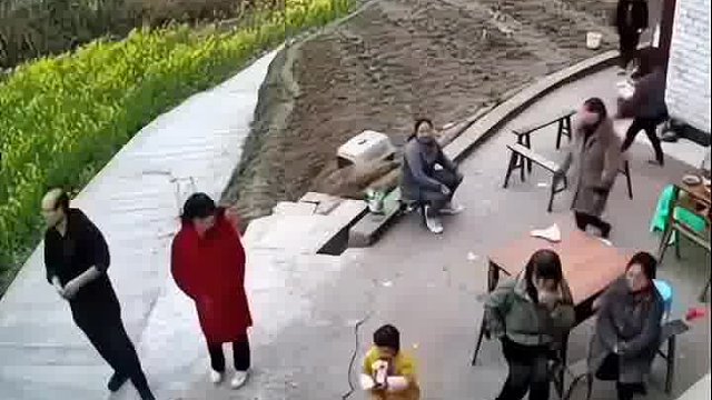 司机油门当刹车冲进田地，网友：车到山前必有路，但是有田没刹住