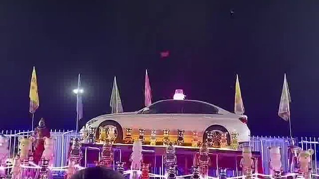 男生想给老板上一课，努力套顶端的轿车 网友：老板汗流浃背了吧！