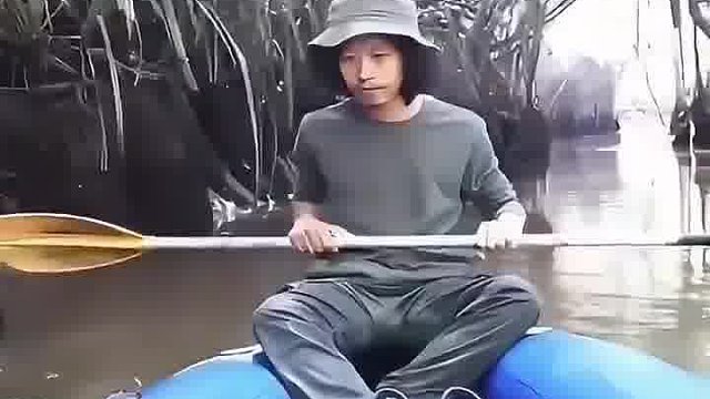 小伙在船上遭遇水蛇，这个头真不小，小伙沉着应对转危为安