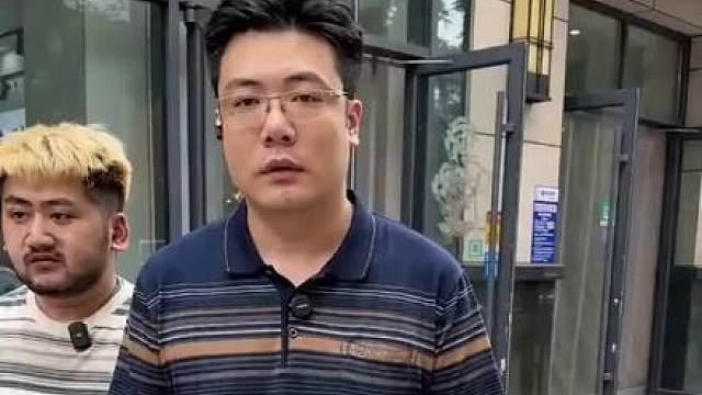 又闹小脾气了，就要吃冰糖葫芦！
