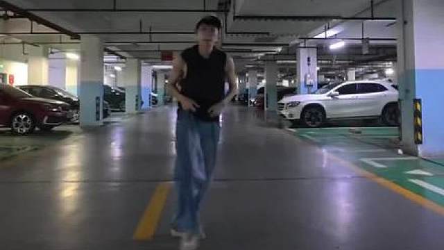 中国最强的女jumpstyle舞者是如何起手一段舞蹈的？希望这个花式教学能给你一些启发。
视频舞者：