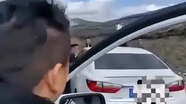 车辆停放路边车主去上山拍照 没有挪车电话造成拥堵