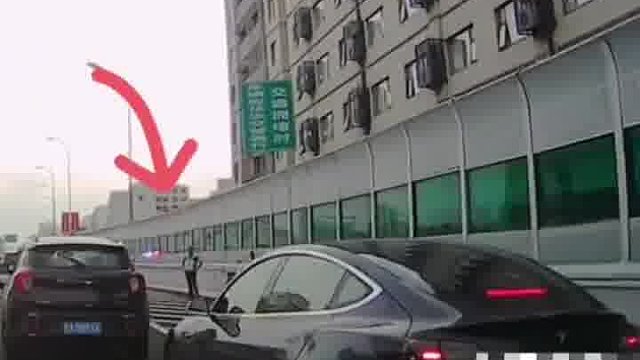 交警就在眼前，小车欲加塞，结局一点侥幸都没有