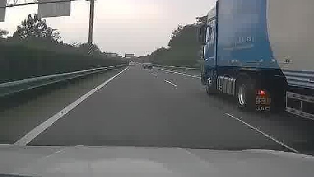 小车欲超车，货车司机狂按喇叭