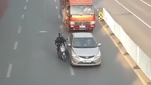 这电瓶车想干啥 ，为什么往里开？