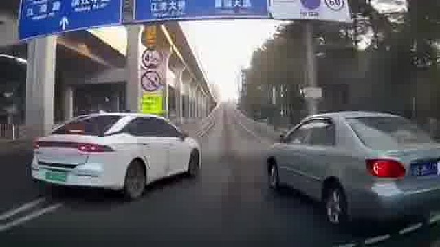 错过高架入口，两车同时变道 网友：卧龙凤雏同时遇上
