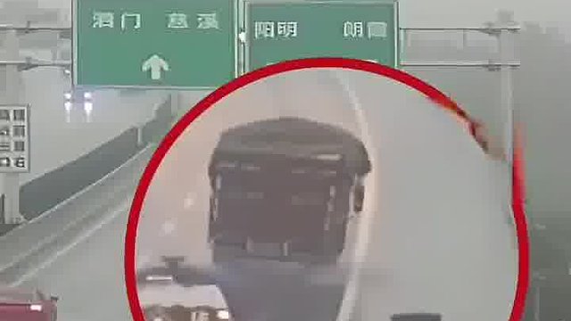 货物倾斜不听劝告侧翻在车道内