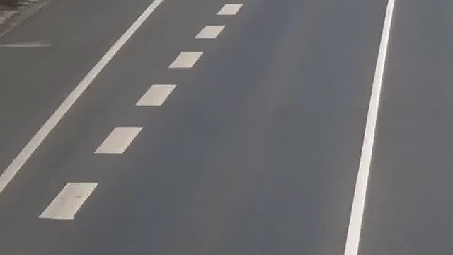 小车突然变道。货车避让不及，酿成悲剧！