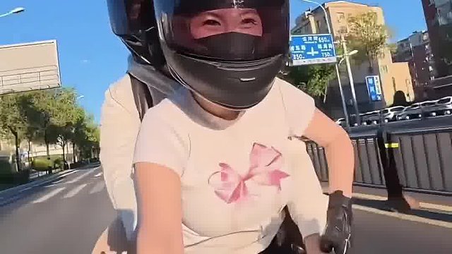 女友骑车载男友，手上的动作了亮了，机会留给准备的人，，，，，