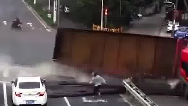 货车拐弯时车速过快导致钢筋砸落，网友敏三斗六计走为让计