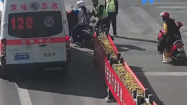 交警一个刻进DNA的动作，避免了事故的发生