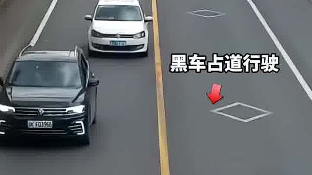 小车连撞两车，摩托车轻轻“摆尾”逃过一劫