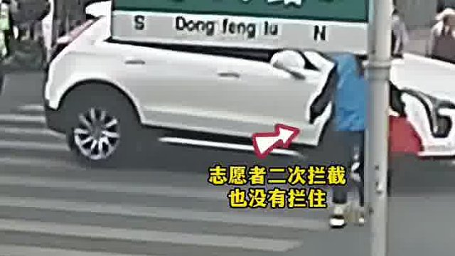 小学生过马路汽车不礼让，交警和志愿者两次拦截都无效，被交警罚款300元记6分
