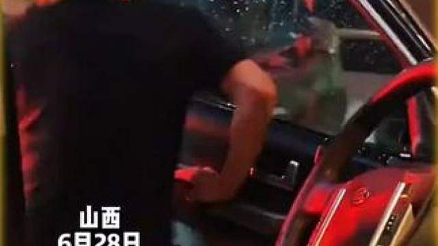 山西雨夜路面湿滑三轮车行进受阻，后方车主没有鸣笛催促，主动停车冒雨帮忙推车