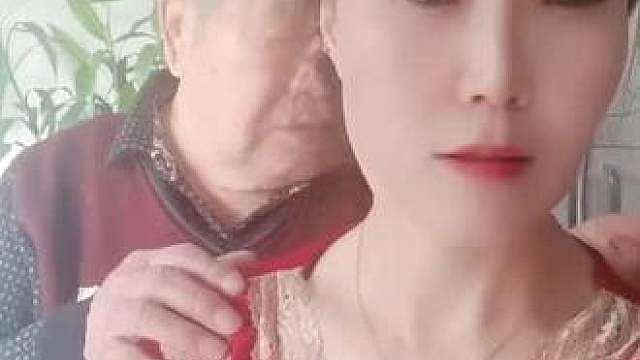 王楚钦孙颖莎首秀开门红 王皓:在场上找找双打的感觉。
