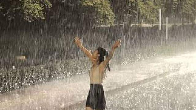 雨声虽嘈杂呢，但雨中的你却能听清自己内心的声音，连天气瞬息万变，谁又能保证身边的一切不会改变！与其躲