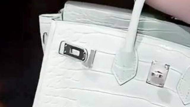 小酷本以为富婆背的普通包包，一查价格吓了一跳