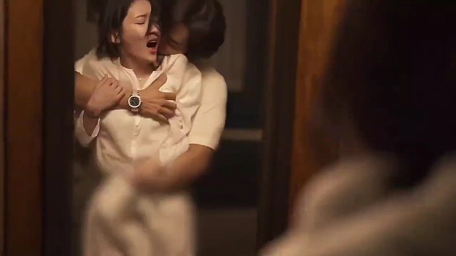 女人和男友整在甜蜜，殊不知镜子里可怕一幕发生