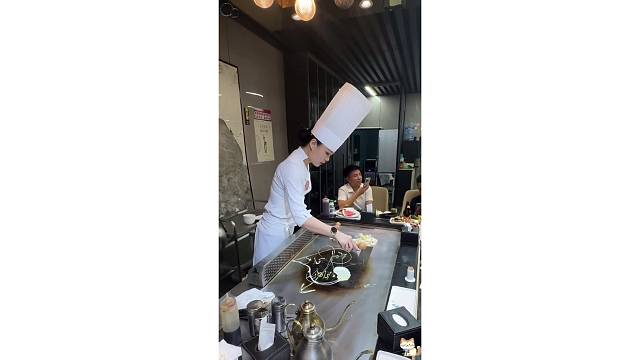 这女师傅一个月得六位数吧？！