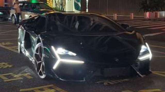夜晚遇见深圳首台上路兰博基尼新大牛Revuelto 在杭州汽车城待了一段时间没想到能鹏城再见
改装后的排气确实有力气 非常响
在1995小小酷节目里看过放炮媲美Aventador