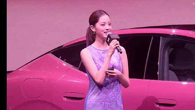 找欧阳娜娜代言就是一种懂年轻人的表现
还做了特别版
ROAM尽享每时每刻
还给了紫和粉两种特别主题内