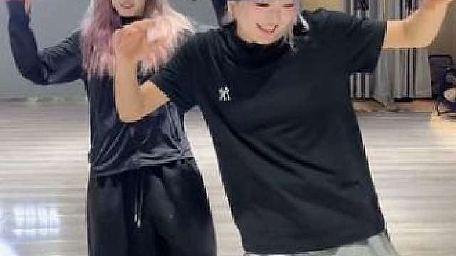 两个小男女孩 好喜欢这种有嚼劲的舞喵喵喵