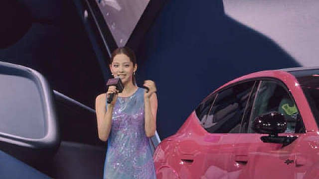 娜比今天在小鹏MONA L03发布会现场讲车，你们觉得怎么样？
现在车企都玩这么大了，代言人直接干产