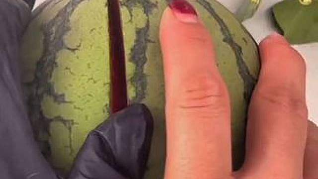 掰开西瓜里面竟然…