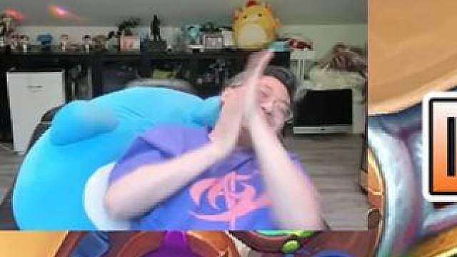 依旧苍蝇搓手 我打你……死了？呀嘿嘿嘿嘿
素材来源玩家投稿，也欢迎大家通过hs_submit